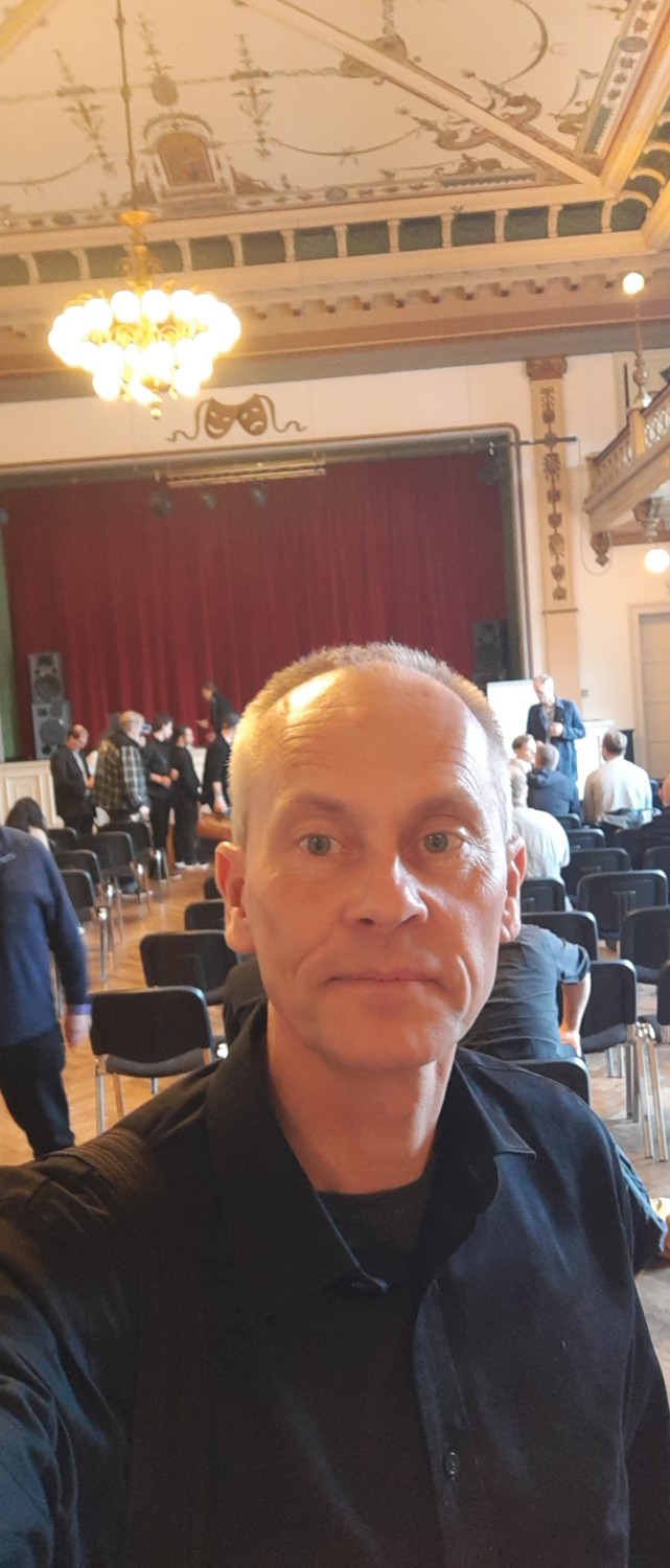 En træt Kim Oechsle på vej hjem fra tre dages intensiv tryllekongres