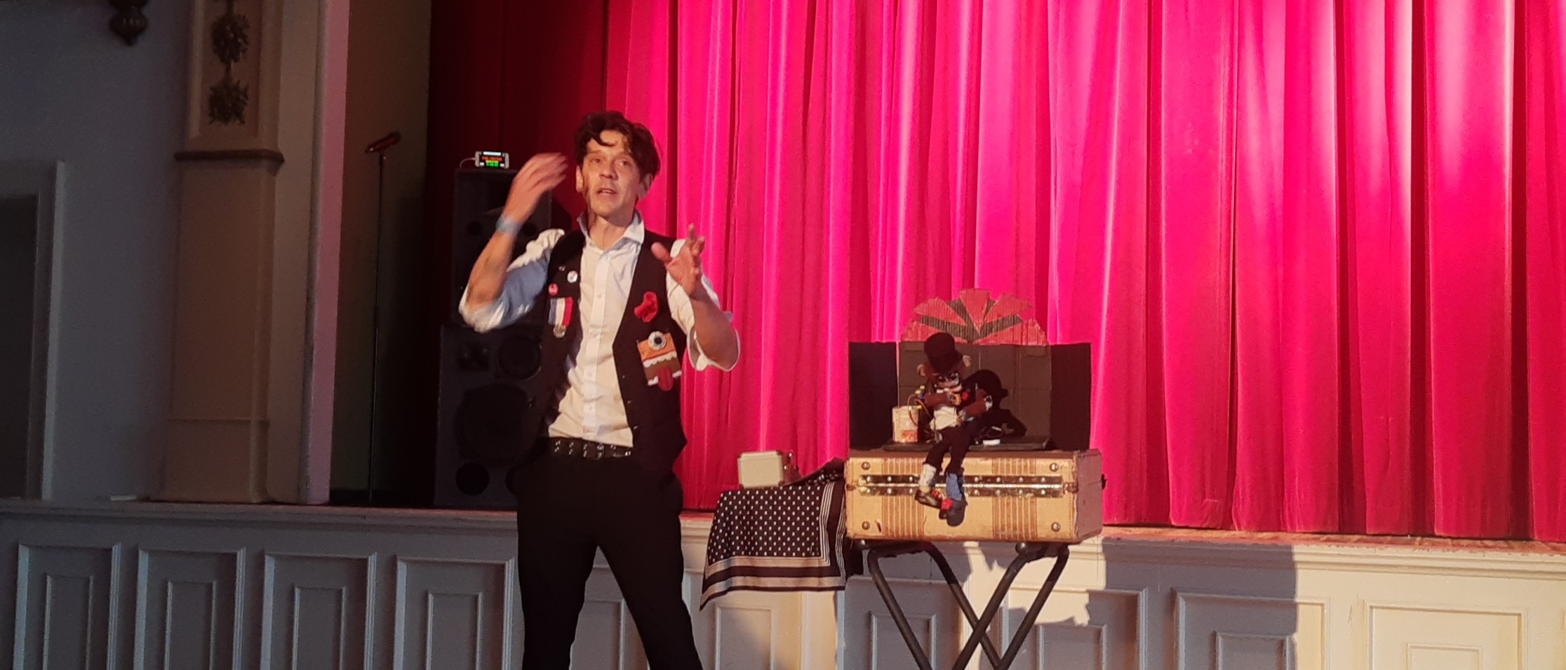 Mario The Maker Magician bygger robotter af pap, der fungerer som assistenter i showet